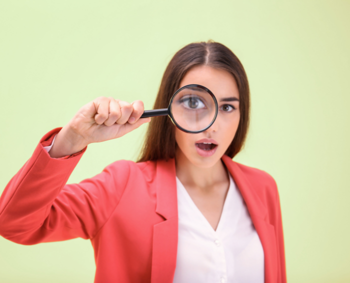 Loupe et graphiques représentant l’analyse des innovations marketing par Bloxio